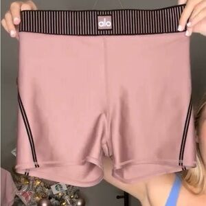Alo Yoga Line Up High-Waist Shorts Pink | Size S